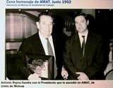 <div class=lightGallery-captions><p>Antonio Reyna con el Presidente que le sucedió en AMAT, de Unión de Mutuas. </p><p>Cena homenaje de AMAT</p><h4>Material cedido por 003 - UMIVALE ACTIVA</h4><span>1992</span></div>